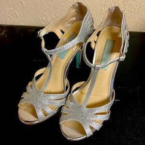 Betsy Johnson, Size 6, Silver Glitter Heels